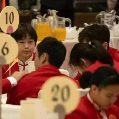 全红婵和同学握手比谁弯腰低？这个动作到底暗藏了什么深层含义？让我们揭秘！